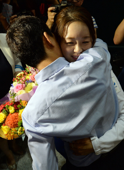 16일 인천국제공항을 통해 귀국한 장혜진 양궁 올림픽대표팀 선수가 아버지와 만나 밝은 표정을 짓고 있다. 2016.8.16 박지환 기자 popocar@seoul.co.kr