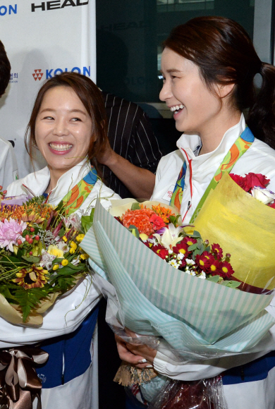 16일 인천국제공항을 통해 귀국한 장혜진선수와 기보배 선수가 밝은 표정으로 웃고 있다.  2016.8.16 박지환 기자 popocar@seoul.co.kr