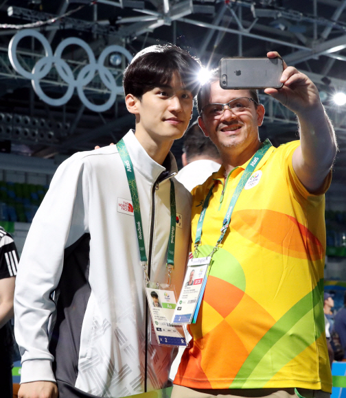 한국 태권도 이대훈 선수가 16일 오후(현지시간) 브라질 리우데자네이루 올림픽파크 카리오카 아레나3에서 훈련을 마치고 경기장을 둘러보는 중 자원봉사자와 기념촬영을 하고있다. 리우데자네이루=올림픽사진공동취재단