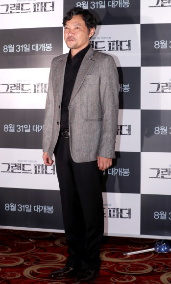 포즈 취하는 정진영