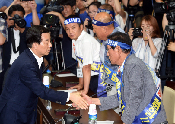 성주 군민들과의 사드 간담회에 참석한 한민구 국방부 장관