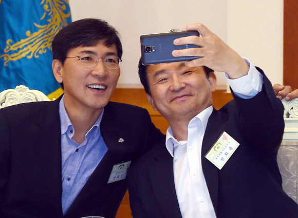 원희룡(오른쪽) 제주지사와 안희정 충남지사가 17일 청와대에서 열린 전국 시·도지사 오찬에 참석해 휴대전화로 함께 사진을 찍고 있다. 안주영 기자 jya@seoul.co.kr