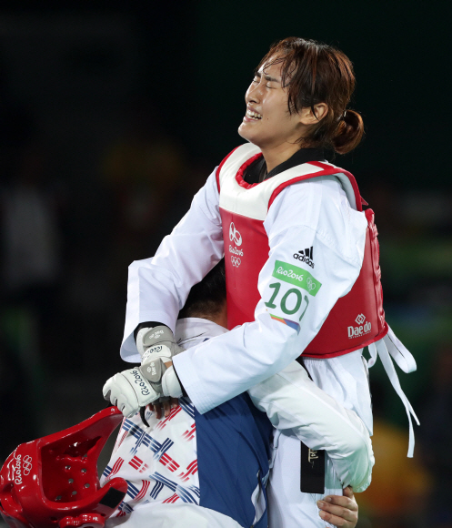 태권도 한국 대표 김소희가 17일 오후(현지시간) 브라질 리우데자네이루 바하 올림픽파크 카리오카 경기장3에서 열린 2016리우데자네이루 올림픽 태권도 여자 -49kg급 결승전에서  세르비야의 티야나 보그다노비치를 누르고 금메달이 확정되자 정광채 코치와 함께 기뻐하고 있다.   리우데자네이루=올림픽사진공동취재단