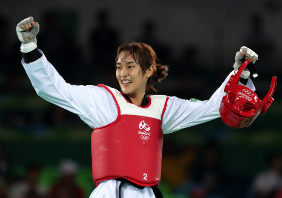 태권도 한국 대표 김소희가 17일 오후(현지시간) 브라질 리우데자네이루 바하 올림픽파크 카리오카 경기장3에서 열린 2016리우데자네이루 올림픽 태권도 여자 -49kg급 결승전에서  세르비야의 티야나 보그다노비치를 누르고 금메달이 확정되자 기뻐하고 있다.   리우데자네이루=올림픽사진공동취재단