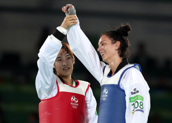 태권도 한국 대표 김소희가 17일 오후(현지시간) 브라질 리우데자네이루 바하 올림픽파크 카리오카 경기장3에서 열린 2016리우데자네이루 올림픽 태권도 여자 -49kg급 결승전에서  세르비야의 티야나 보그다노비치를 누르고 금메달이 확정되자 기뻐한 뒤 패자의 손을 들어주고 있다.   리우데자네이루=올림픽사진공동취재단