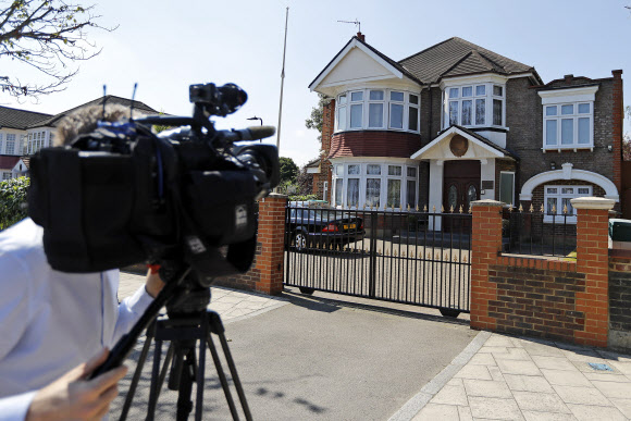 가족과 함께 한국으로 귀순한 태영호 공사가 근무했던 영국 런던의 북한대사관 앞에서 17일(현지시간) 한 카메라 기자가 촬영을 하고 있다. AP 연합뉴스