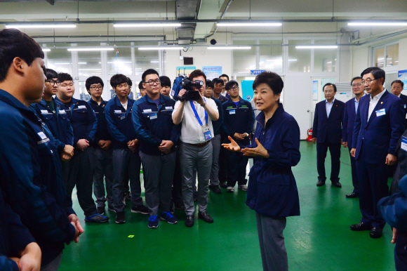 朴대통령 산학일체형 도제학교 방문 