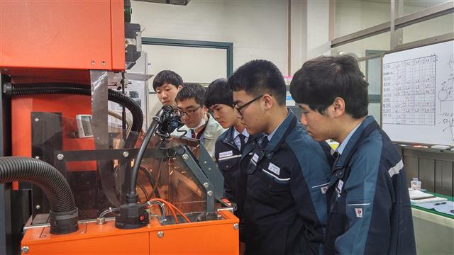 산학일체형 도제학교인 인천기계공업고 학생들이 인천 지역의 한 산업체에서 실습을 하고 있다. 인천기계공업고 제공