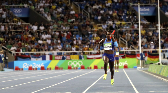 18일(현지시간) 브라질 리우데자네이루의 마라카낭 올림픽 주경기장에서 열린 육상 여자 400m 계주 재경기에서 미국 4번 주자 모로레이크 애키노선이 홀로 트랙을 뛰고 있다. 리우데자네이루 AP 연합뉴스