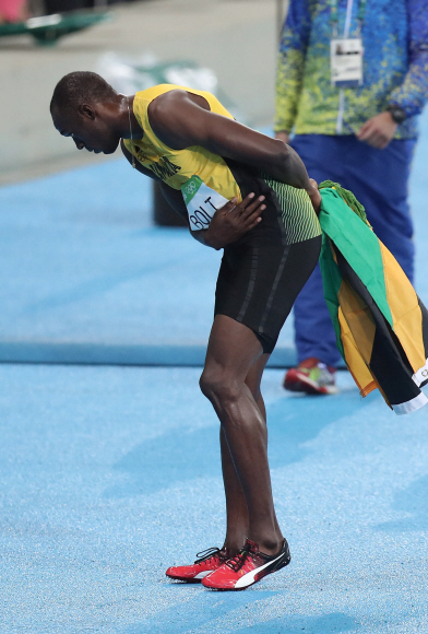 18일 오후 (현지시간) 브라질 리우데자네이루 마라카낭 올림픽 주경기장에서 열린 육상 남자 200m 결승 경기에서 19초 78의 기록으로 우승한 자메이카 우사인 볼트가 관중들에게 인사를 하고 있다. 리우데자네이루=올림픽사진공동취재단