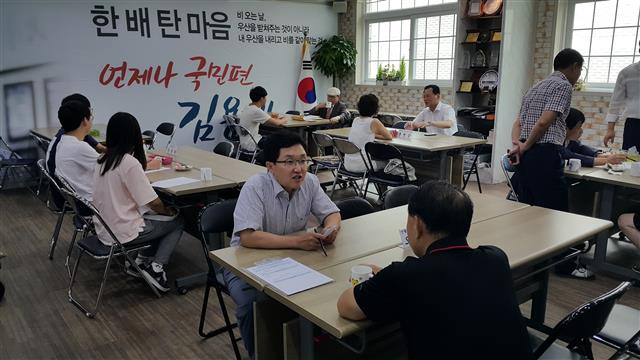 새누리당 김용태 의원이 지난 13일 서울 양천구 신월동의 지역사무실에서 제140차 민원의 날을 갖고 민원인의 의견을 듣고 있다. 새누리당 김용태 의원실 제공