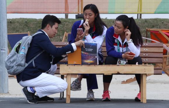 19일(한국시간) 국제올림픽위원회(IOC) 선수위원에 당선된 유승민(왼쪽)이 지난 3일 리우데자네이루 올림픽선수촌에서 외국 선수들에게 한 표를 호소하고 있다. 선수위원 후보는 IOC 규정에 따라 언론을 통한 선거운동을 제한받아 이 사진은 당선자가 발표된 이날 공개됐다. 리우데자네이루 올림픽사진공동취재단