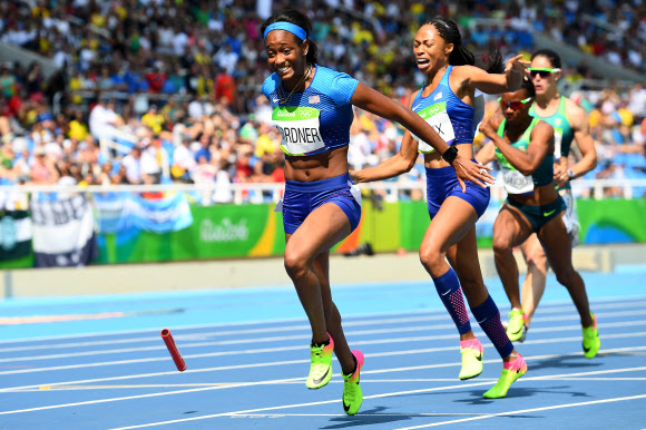 18일(현지시간) 브라질 리우데자네이루의 마라카낭 올림픽 주경기장에서 열린 육상 여자 400m 계주 예선 2조 경기에서 미국의 두 번째 주자 앨리슨 필릭스(왼쪽)가 다음 주자인 잉글리시 가드너에게 바통을 넘겨주려다 떨어뜨린 뒤 안타까워하고 있다. 리우데자네이루 AFP 연합뉴스