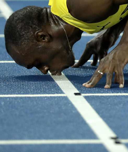 올림픽 200m 3연패 위업을 달성한 볼트가 육상 트랙에 입을 맞추고 있다. 리우데자네이루 AP 연합뉴스