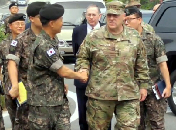 장준규(왼쪽) 육군참모총장이 19일 서울 용산구 육군 서울사무소를 방문한 마크 밀리 미국 육군참모총장과 악수하고 있다. 연합뉴스