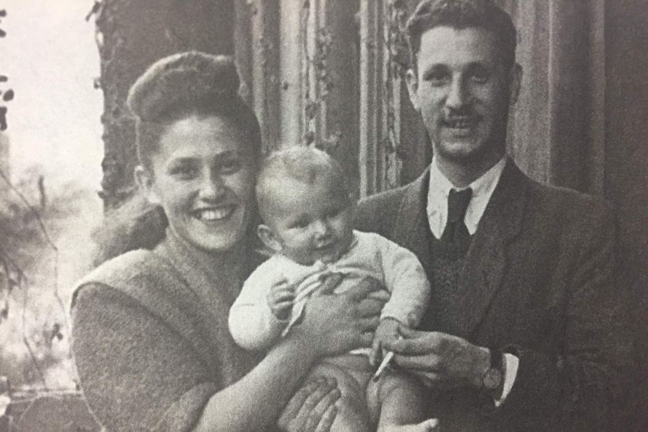 1946년, 큰 딸 이블린과 함께. [출처: 호주 공영 ABC 방송]