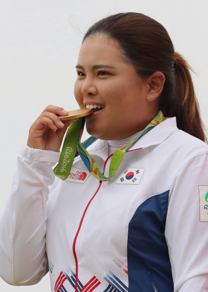 여자골프 박인비가 20일 (현지시간) 브라질 리우데자네이루 올림픽 골프코스에서 열린 2016 리우올림픽 여자골프 파이널 라운드에서 우승한뒤 금메달을 들어보이고 있다/2016.8.20/리우데자네이루=올림픽사진공동취재단