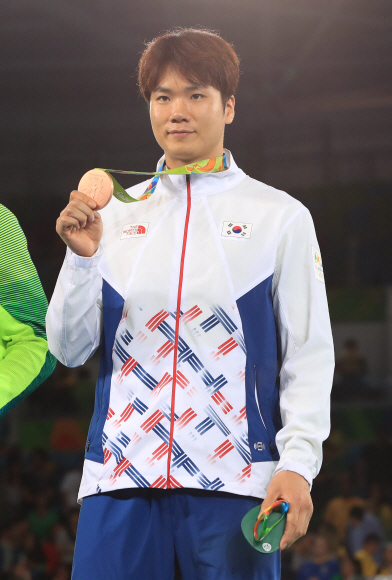 한국 태권도 대표 차동민 선수가 20일 오후(현지시간) 브라질 리우데자네이루 바하 올림픽파크 카리오카 경기장에서 열린 2016리우올림픽 태권도 남자 +80kg급에서 동메달을 획득,  시상식장에서 메달을 들고 포즈를 취하고 있다./2016.8.20/리우데자네이루=올림픽사진공동취재단