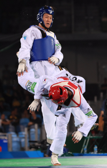 한국 태권도 대표 차동민 선수가 20일 오후(현지시간) 브라질 리우데자네이루 바하 올림픽파크 카리오카 경기장에서 열린 2016리우올림픽 태권도 남자 +80kg급 패자부활전에서 카자흐스탄 루슬란 자파로프에게 돌려차기 공격을 하고 있다./2016.8.20/리우데자네이루=올림픽사진공동취재단