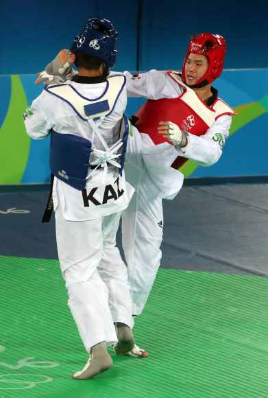 태권도 차동민 선수가 20일 오후(현지시간) 브라질 리우데자네이루 바하 카리오카3 경기장에서 열린 ’2016리우올림픽’ +80kg급 패자부활전에서 카자흐스탄 루슬란 자파로프를 꺽고 동메달결정전에 진출했다. 차동민 선수가 발차기 공격을 성공시키고 있다./2016.8.20/리우데자네이루=올림픽사진공동취재단