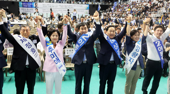 더불어민주당 당대표 및 최고위원 후보들이 21일 경기 서수원칠보체육관에서 열린 경기도당 정기 대의원대회 및 당대표·최고위원 후보 합동연설회에서 손을 맞잡고 인사하고 있다. 왼쪽부터 제정호 노인 최고위원 후보와 당대표 후보로 나선 추미애·이종걸·김상곤 후보, 양향자 여성 최고위원 후보, 이동학 청년 최고위원 후보. 연합뉴스