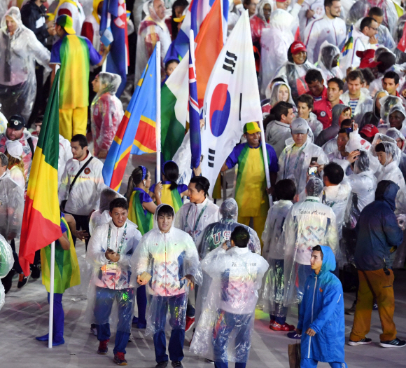 한국대표팀 선수가 21일 오후(현지시간) 브라질 리우데자네이루 마라카낭 주경기장에서 열린 2016 리우올림픽 폐막식에 입장하고 있다. 리우데자네이루 올림픽사진공동취재단