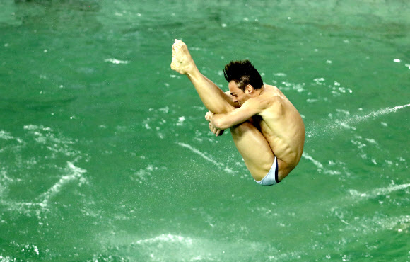 톰 데일리(영국)가 지난 11일(이하 한국시간) 녹색으로 변한 수영장에서 다이빙 연습을 하고 있다.  리우데자네이루 AP 연합뉴스