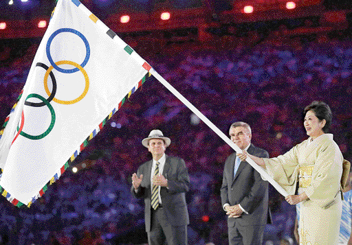 22일(한국시간) 고이케 유리코(오른쪽) 일본 도쿄도지사가 오륜기를 넘겨받고 있는 모습이다. 도쿄는 2020년 올림픽 주최 도시다. 리우데자네이루 AP 연합뉴스