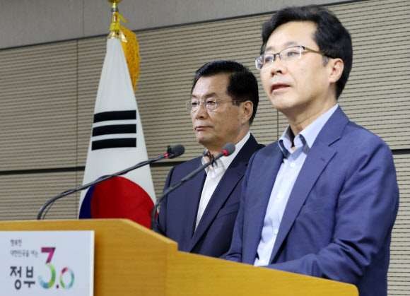 23일 정부세종청사 교육부 브리핑실에서 김동원(왼쪽) 교육부 학교정책실장과 유무영 식품의약품안전처 차장이 학교급식 식중독 예방과 확산 방지 대책을 발표하고 있다. 세종 연합뉴스