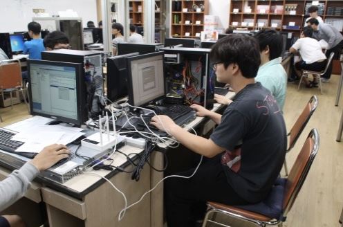 수원 연세직업전문학교는 지난 18~19일 실시된 CCNA 자격증 시험에서 응시생 전원이 합격했다. 연세직업전문학교 제공.