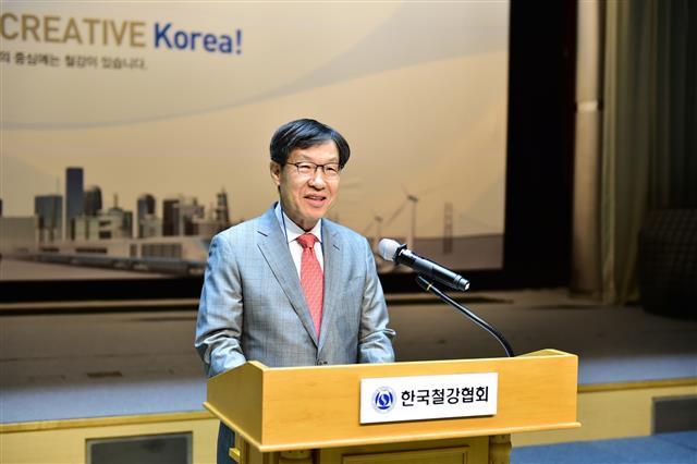 24일 서울 강남구 포스코센터에서 열린 ‘스틸코리아 2016’에서 권오준 포스코 회장이 개회사를 하고 있다. 한국철강협회 제공