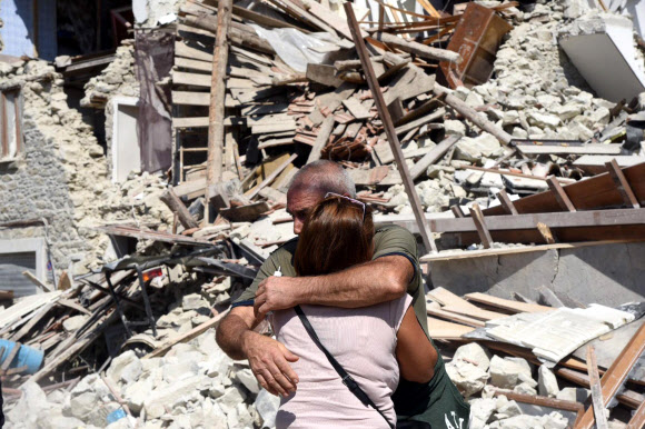 24일(현지시간) 이탈리아 중부 시골 마을을 덮친 규모 6.2의 강진으로 최소 120명이 숨지고 수천명의 이재민이 발생했다. EPA 연합뉴스