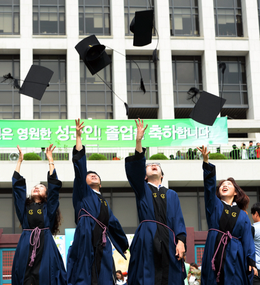 25일 서울 종로구 명륜동 성균관대학교에서 열린 2015학년도 후기 학위수여식에서  졸업생들이 졸업을 자축하며 학사모를 던지고 있다. 2016. 8. 25. 박윤슬 기자 seul@seoul.co.kr