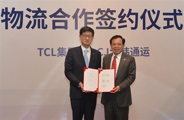 지난 1일 중국 선전시에서 박근태(왼쪽) CJ대한통운 대표와 리둥성 중국 TCL그룹 회장이 물류합작법인 설립 계약 후 기념촬영을 하고 있다.  CJ대한통운 제공