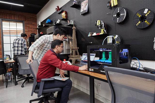 삼성전자 사내 혁신 제도인 ‘C랩’ 프로젝트 참가 직원들이 삼성 디지털시티 테크룸에서 3D 프린터를 활용한 아이디어 구현 방법을 토론하고 있다.  삼성 제공