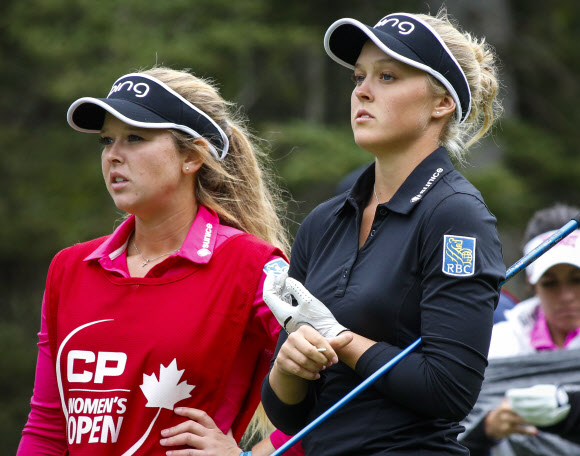 25일(현지시간) 캐나다 앨버타주 프리디스에서 열린 LPGA 캐나다 오픈 골프대회에서 캐나다의 브룩 핸더슨(오른쪽)과 캐디인 언니 브리트니 핸더슨이 경기에 임하고 있다. AP 연합뉴스