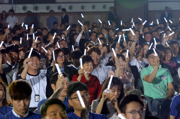 박근혜 대통령이 26일 한양대에서 열린 창조경제혁신센터 페스티벌에 참석, 혁신센터 보육기업 투자 설명을 들은 후 스타트업 회사들의 발전을 응원하는 의미로 참석자들과 함께 LED 봉을 흔들고 있다.  안주영 기자 jya@seoul.co.kr