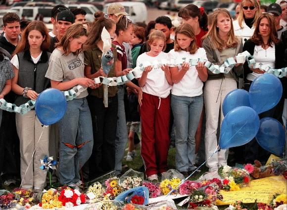 1999년 콜럼바인고교에서 총기 사건이 벌어진 다음날 학생들이 콜로라도주 리틀턴 인근 클레멘트 공원에 모여 희생자들을 추도하고 있다. 서울신문 DB
