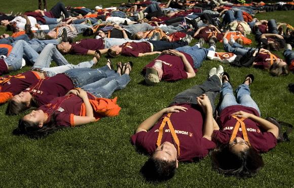 2008년 미국 버지니아텍 학생들이 총기난사 사건 1주년을 맞아 블랙스버그 캠퍼스 내 풀밭에 드러누워 총기소지 반대 시위를 벌이고 있다. 서울신문 DB