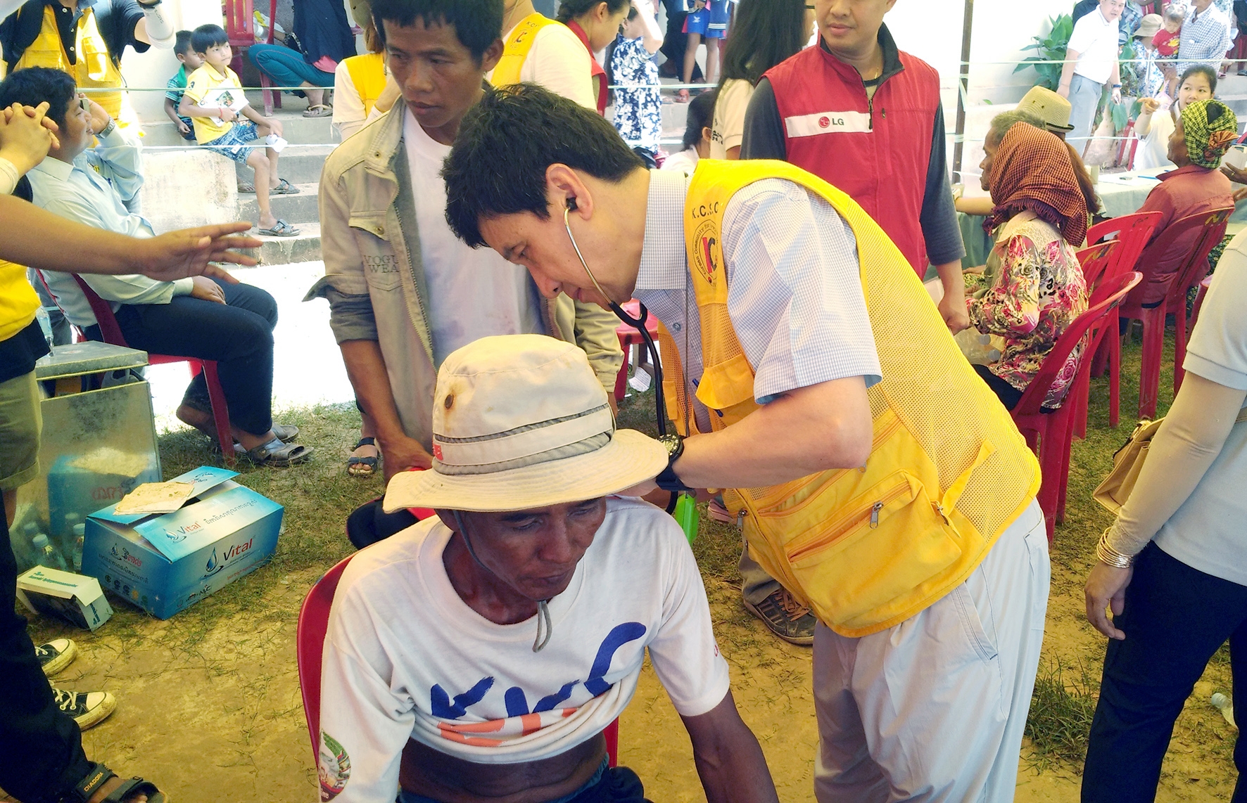 서교일 순천향대 총장이 지난 18~21일 캄보디아에서 의료봉사활동을 벌이고 있다. 순천향대 제공
