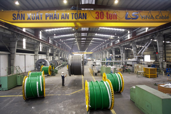 지난 25일(현지시간) 베트남 하이퐁시에 있는 LS전선 현지 법인인 LS-VINA 생산 공장에서 한 직원이 전력 케이블을 살펴보고 있다. 베트남 법인은 현지 케이블 시장에서 점유율 30%로 1위를 달린다. LS전선 제공