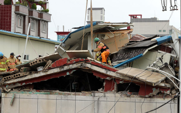 진주 3층건물 리모델링 중 지붕 붕괴…3명 매몰 현장