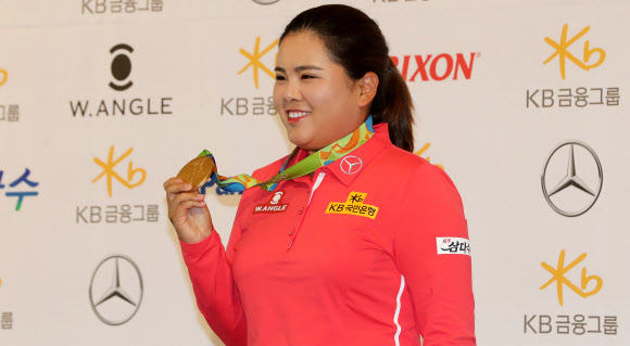 금메달 들어보는 박인비