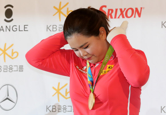 금메달 걸어보는 박인비