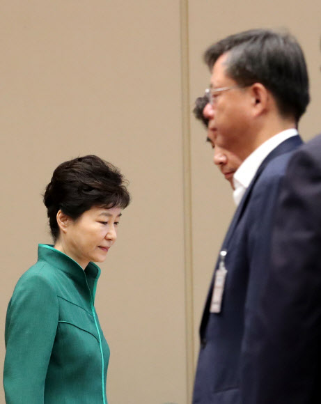 수석비서관회의 참석하는 박 대통령