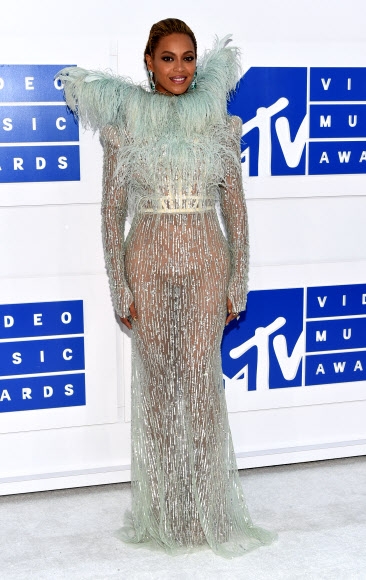 비욘세가 28일(현지시간) 미국 뉴욕 매디슨 스퀘어 가든에서 열린 ‘2016 MTV 비디오 뮤직 어워즈(VMA)’에 참석했다.<br>AP 연합뉴스