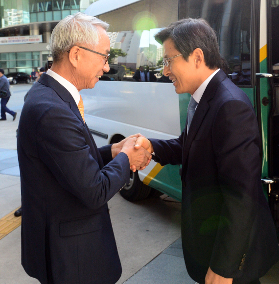 29일 광주광역시 김대중컨벤션센터에서 열린 지역경제 활성화를 위한 창조.혁신 순회 포럼에 참석한 황교안 총리가 서울신문 김영만 사장과 인사를 나누고 있다. 정연호 기자 tpgod@seoul.co.kr