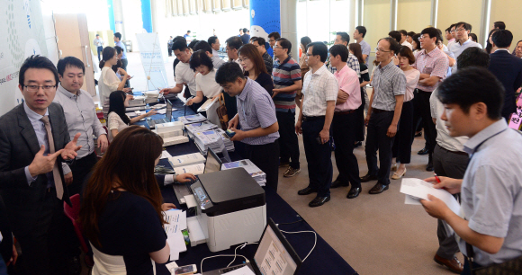 29일 광주광역시 김대중컨벤션센터에서 열린 지역경제 활성화를 위한 창조.혁신 순회 포럼에 참석한 참석자들이 현장접수를 하기 위해 줄을 서고  있다. 정연호 기자 tpgod@seoul.co.kr