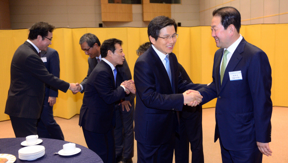 29일 광주광역시 김대중컨벤션센터에서 열린 지역경제 활성화를 위한 창조.혁신 순회 포럼에 참석한 황교안 총리가 박주선 국회부의장과 인사를 나누고 있다. 정연호 기자 tpgod@seoul.co.kr