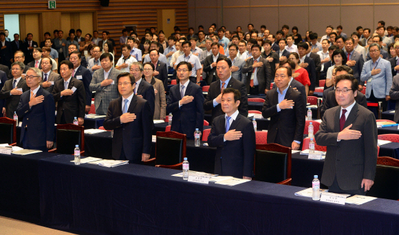 29일 광주광역시 김대중컨벤션센터에서 열린 지역경제 활성화를 위한 창조.혁신 순회 포럼에 참석한 참석자들이 국기에 대한 경례를 하고 있다. 정연호 기자 tpgod@seoul.co.kr